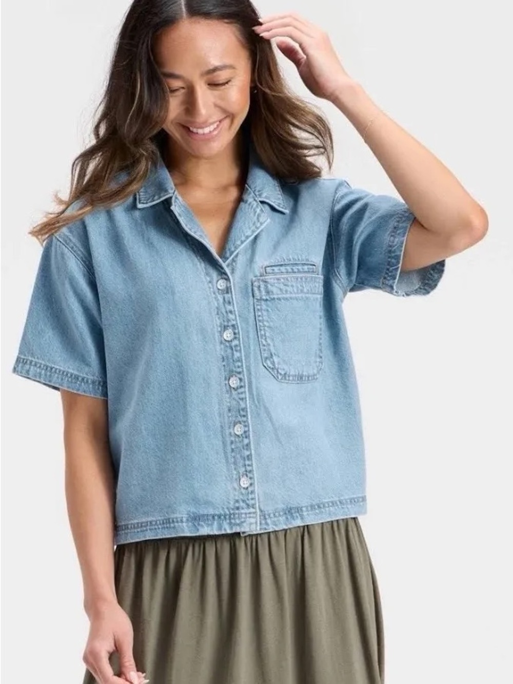 NWT Universal Thread Short Sleeve Button-Down Denim Shirt, Light Wash, Small